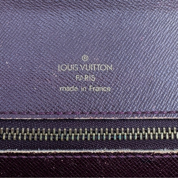 AUTHENTIC Louis Vuitton Taiga Clutch. Burgundy. - Picture 13 of 16